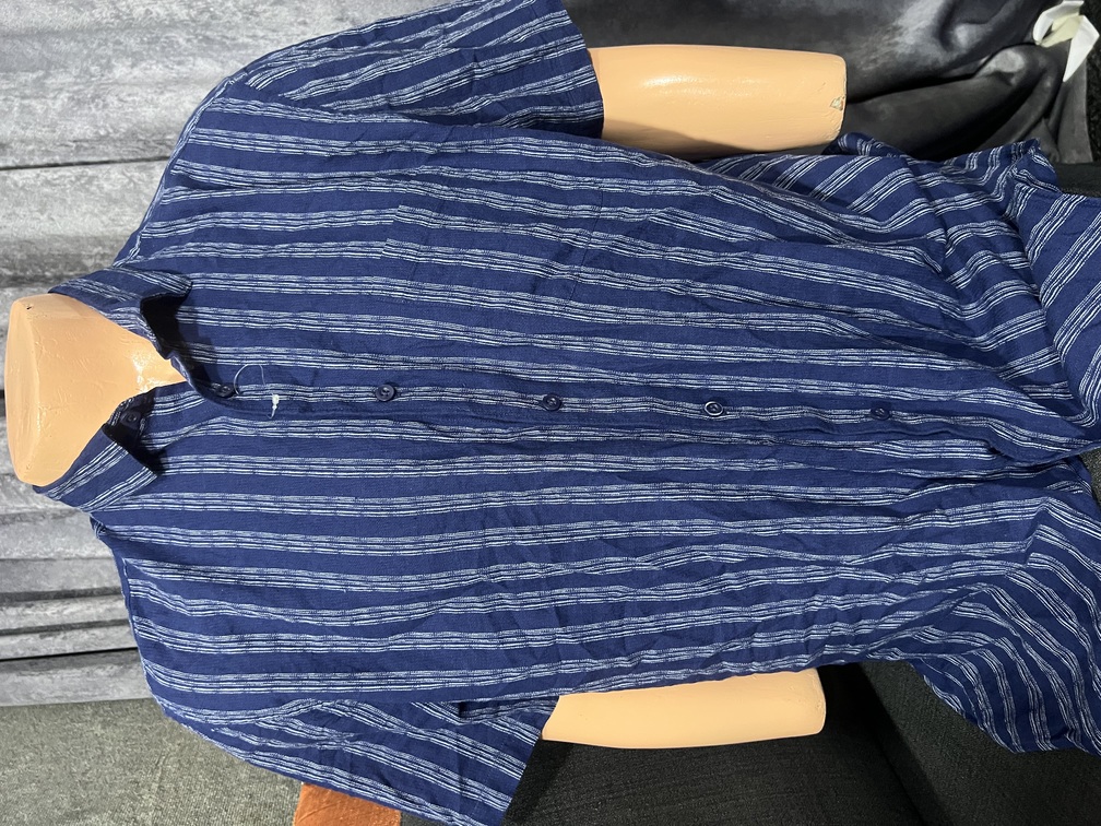 Magnifique chemise Van Heusen homme à manche courte  de couleur bleu marine de taille L