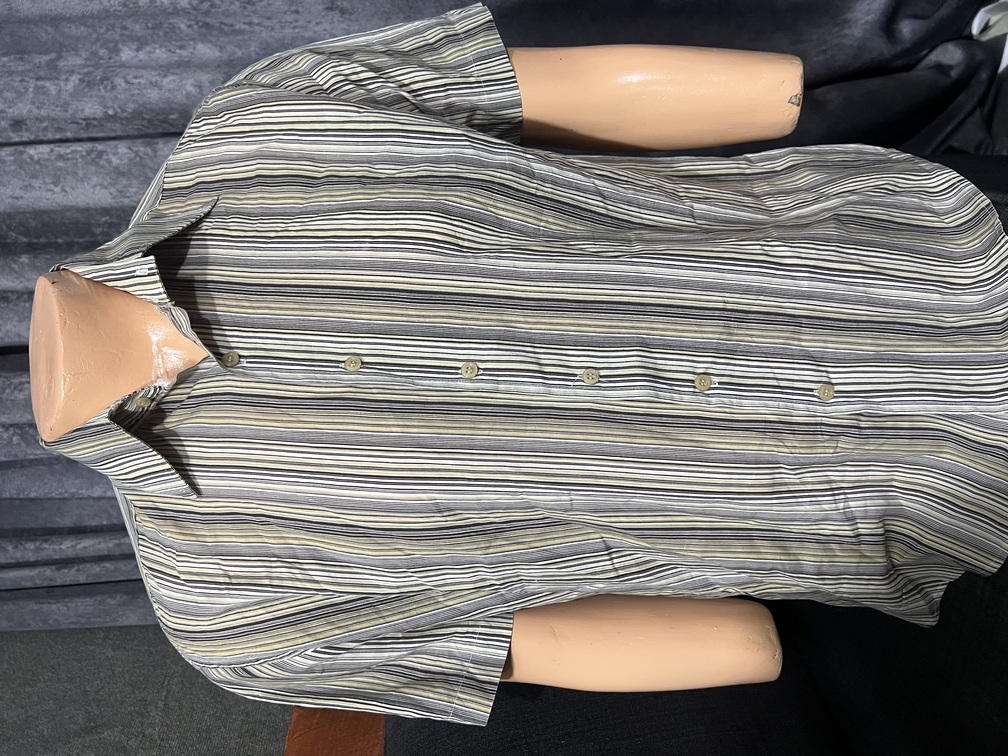 Très belle chemisette à manches courtes de taille M